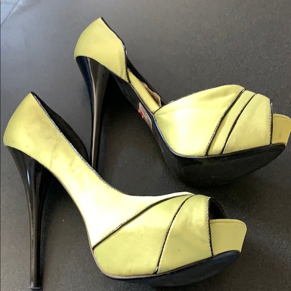 Lime green and black high heel shoe - Picture 3 of 8